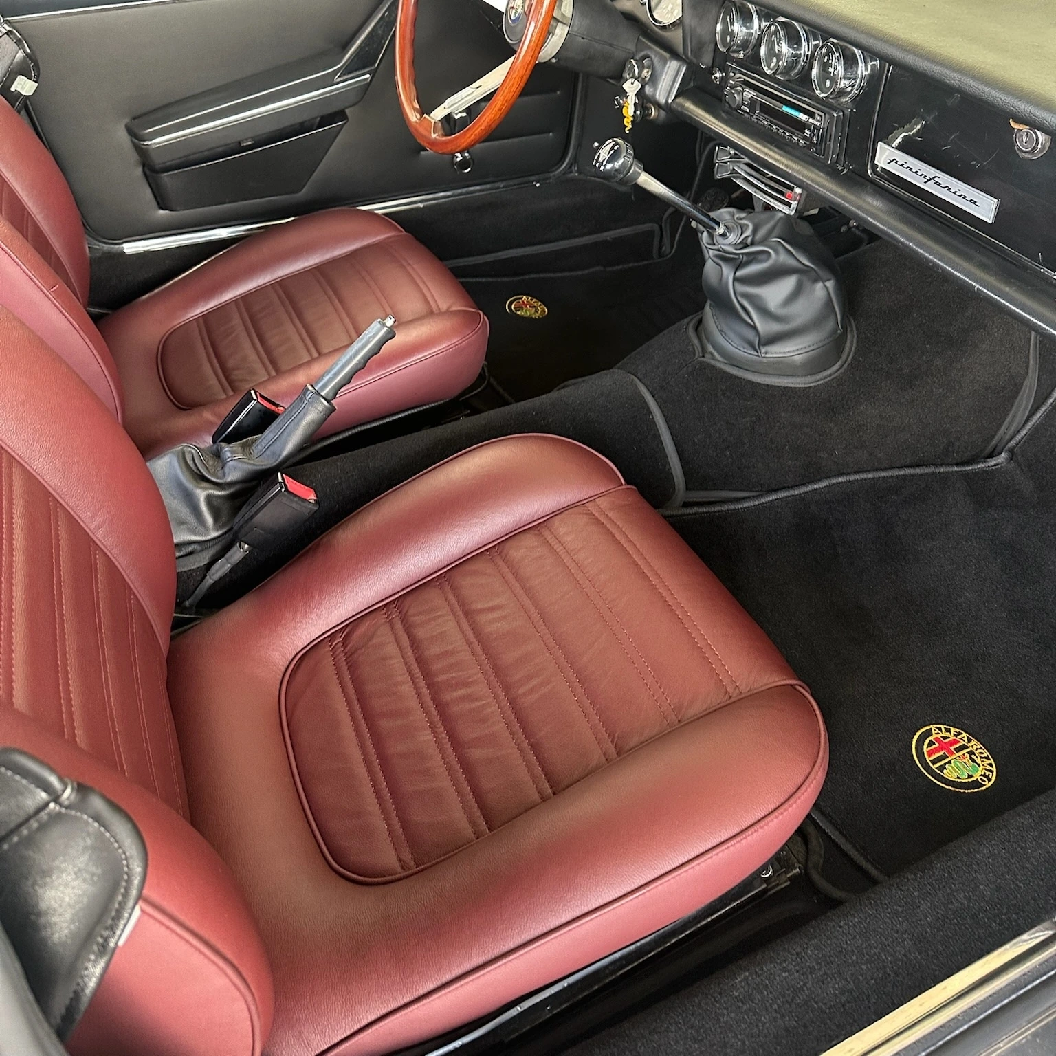 Braune Ledersitze und Cockpit eines klassischen Roadsters